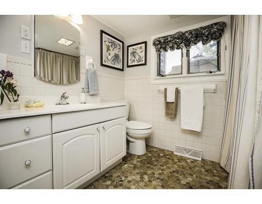 10 Lake Ave,Georgetown,Massachusetts 01833,3 Bedrooms Bedrooms,1 BathroomBathrooms,Single family,Lake Ave,72367953