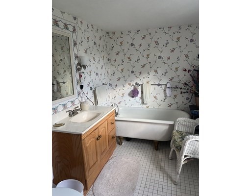 214 Central Ave., Seekonk, Massachusetts 02771, 4 Bedrooms Bedrooms, ,2 BathroomsBathrooms,Single family,For Sale,Central Ave.,73030609